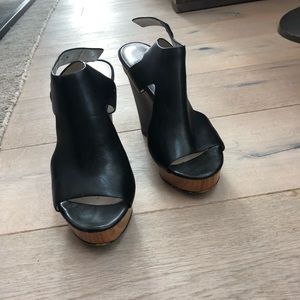 Black leather wooden wedge MK